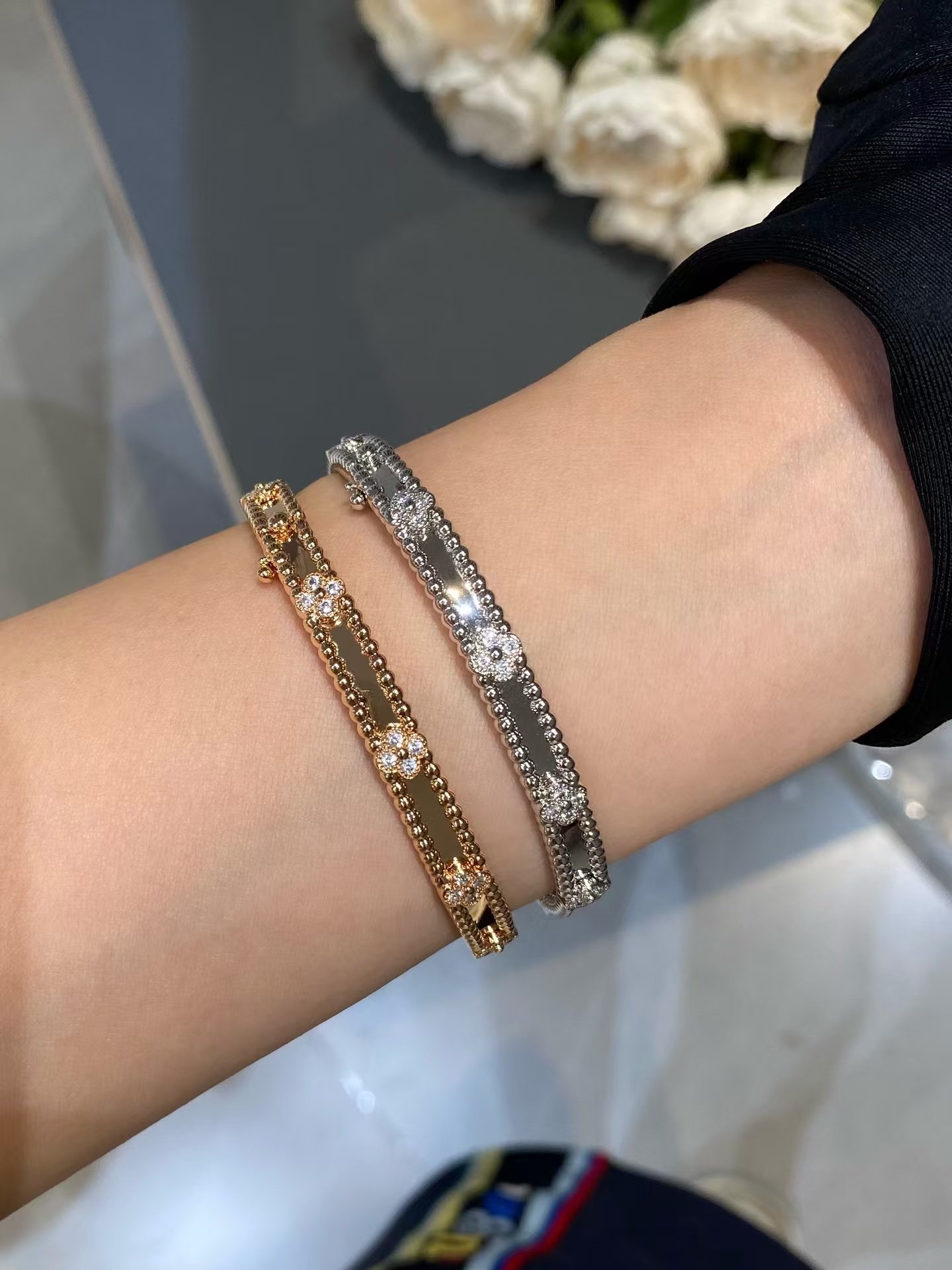 VCA Perlee Sweet Clovers Bracelet Bangle, Medium Model - Original Replica Club