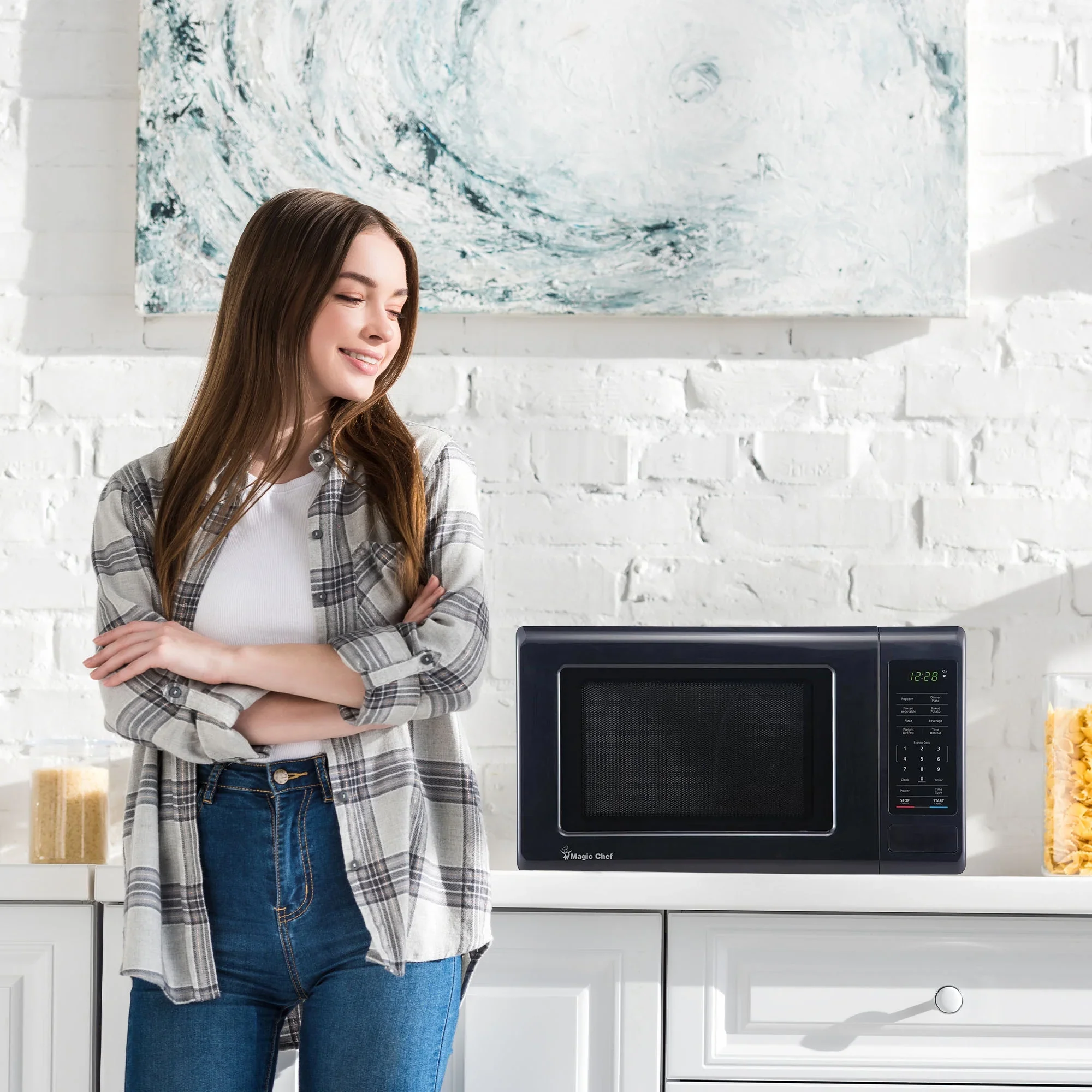Magic Chef 0.9 cu ft Countertop Microwave Oven in Black