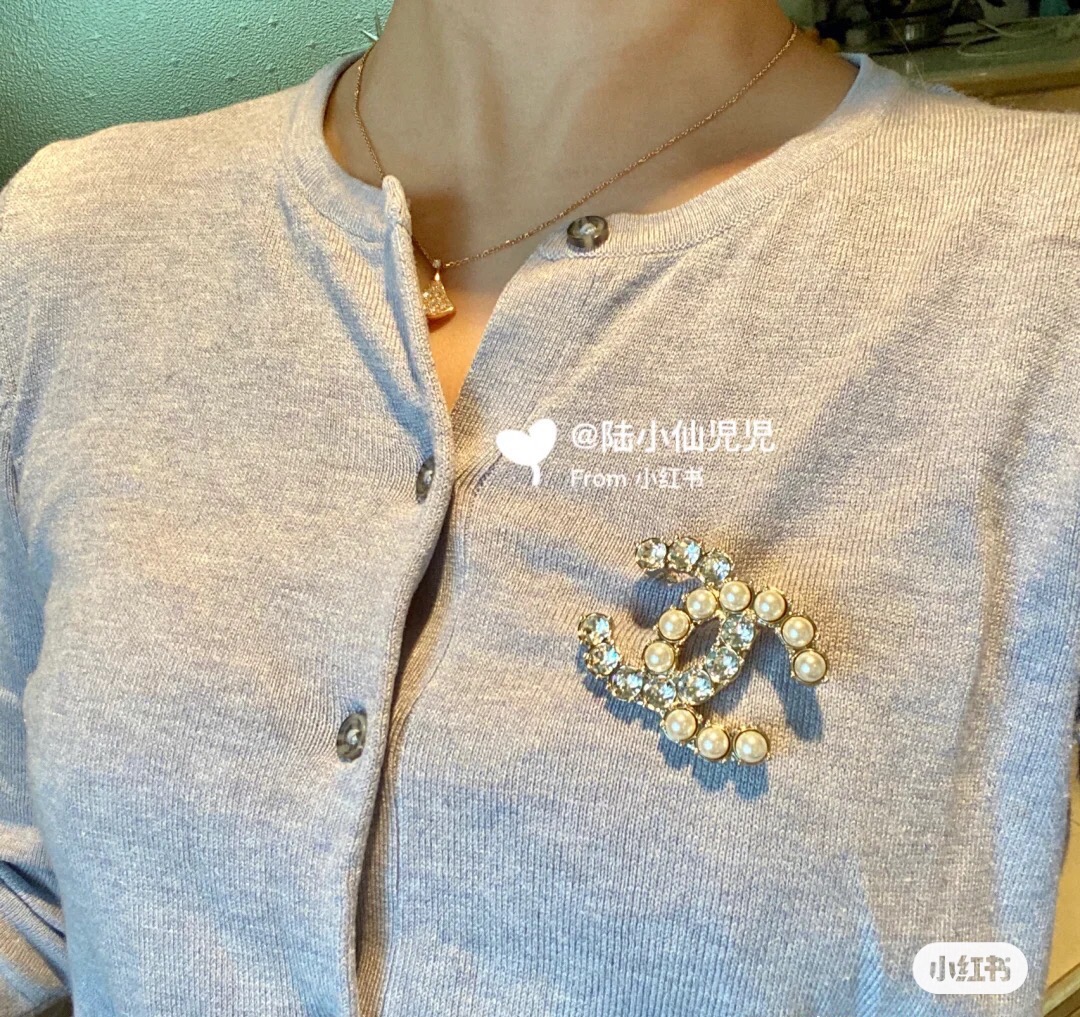 Chanel Round Diamond Pearl Brooch - Original Replica Club