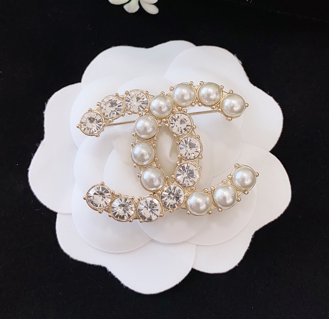 Chanel Round Diamond Pearl Brooch - Original Replica Club