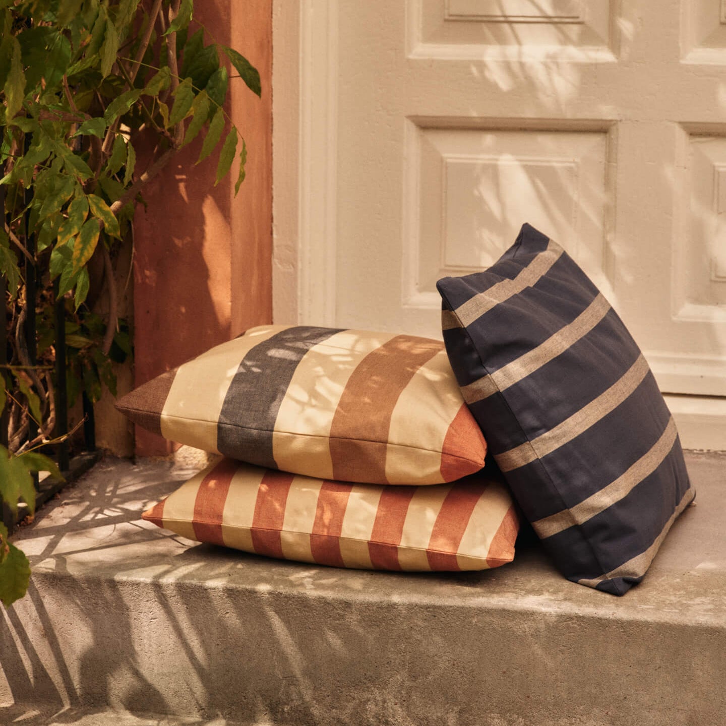 Ferm Living Strand Outdoor Sierkussen - Indigo Blue / Parchment