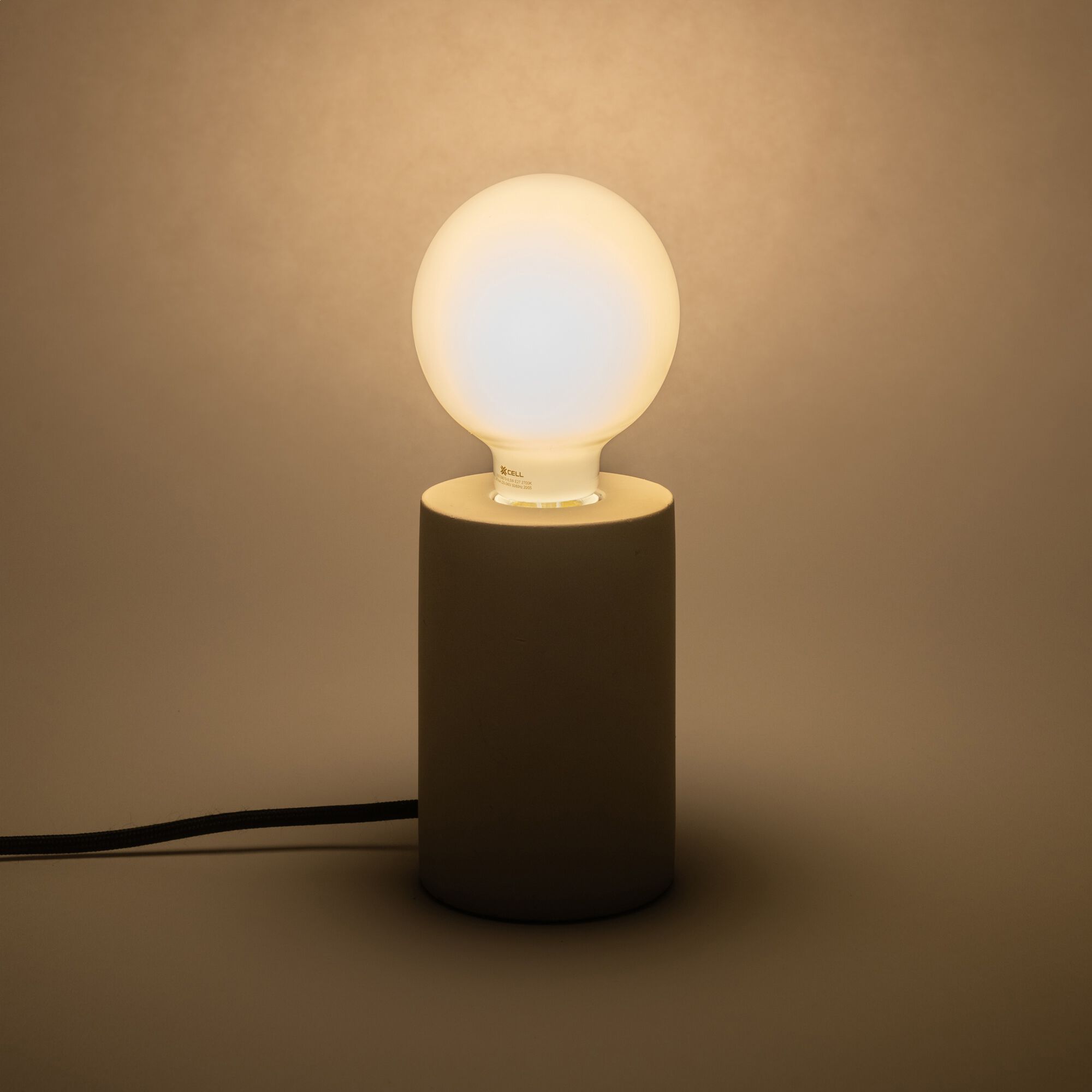 STANDARD - Ampoule LED déco à filament globe lumière chaude - E27 8W D9,5cm blanc