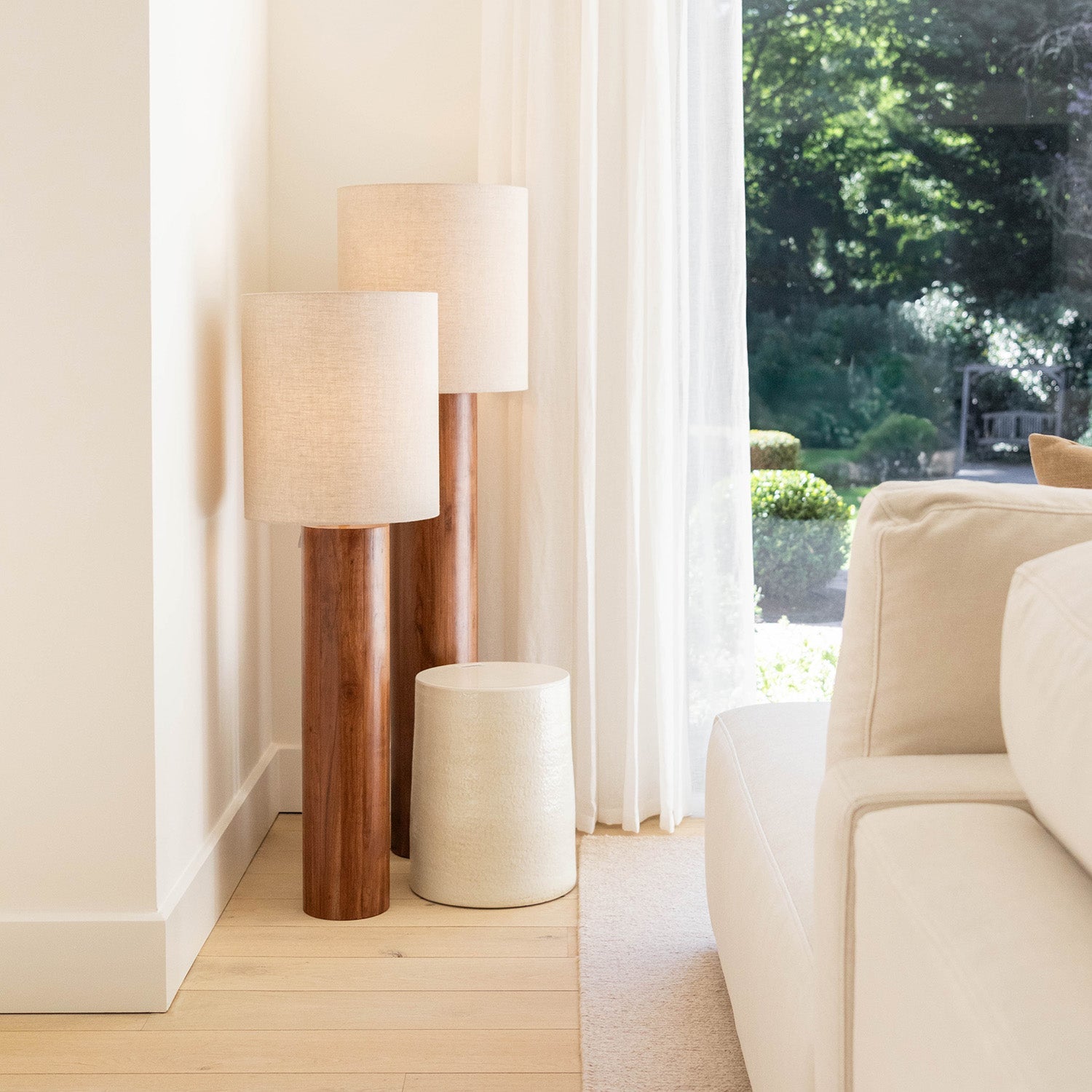 Atmooz Flores L Vloerlamp – Ø35x110cm – Teak – Linnen Kap – E27