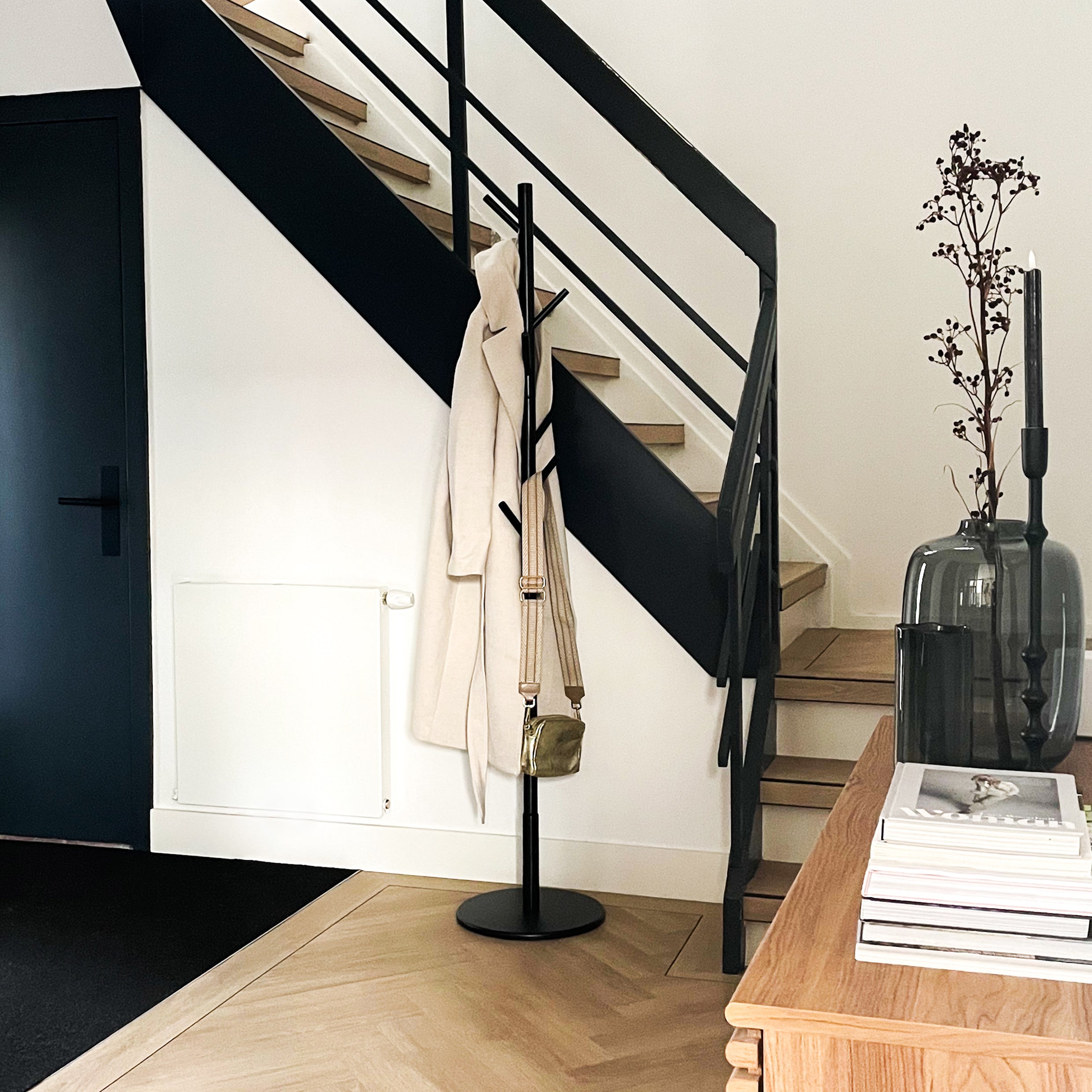 QUVIO Staande kapstok hout - Zwart