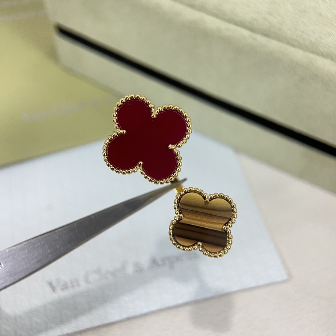 VCA Magic Alhambra Ring Between Finger - Original Replica Club