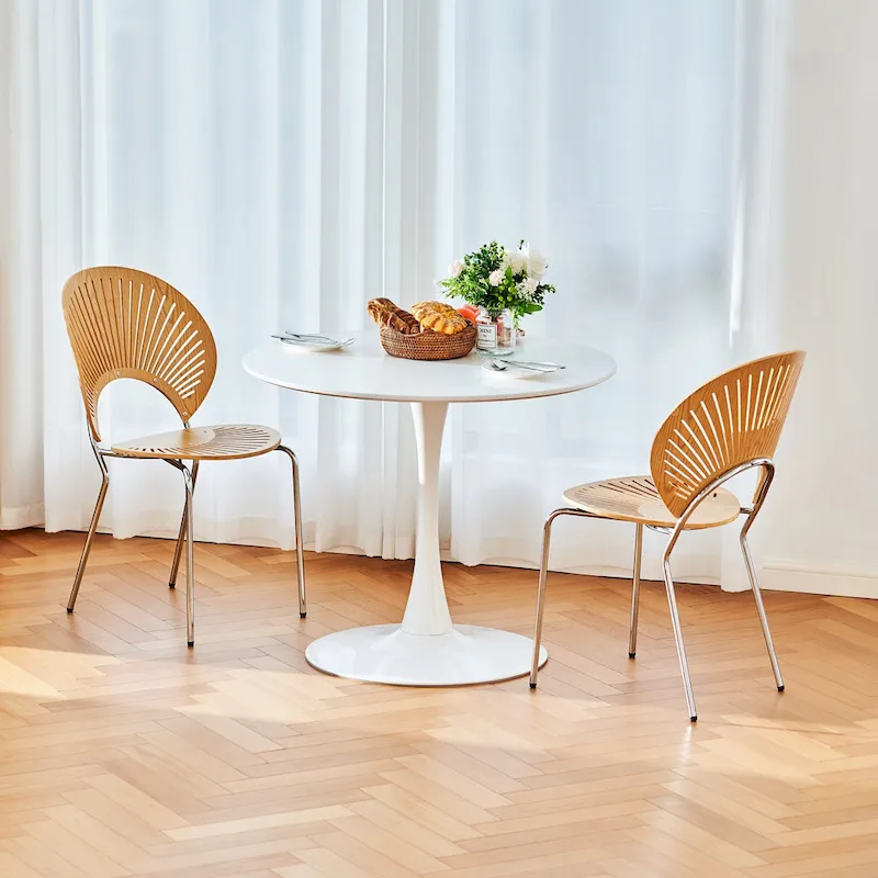 Round Tulip Dining Table in Mid-Century Modern Style