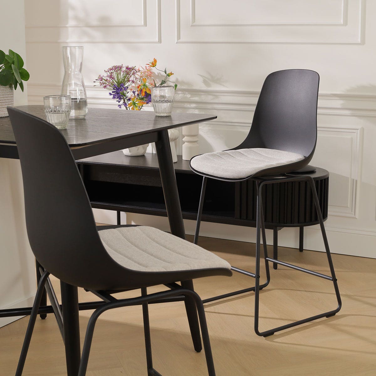 Nolon Nino-Liv Barkruk Zwart - Beige Kussen - Zwart Frame - 65cm