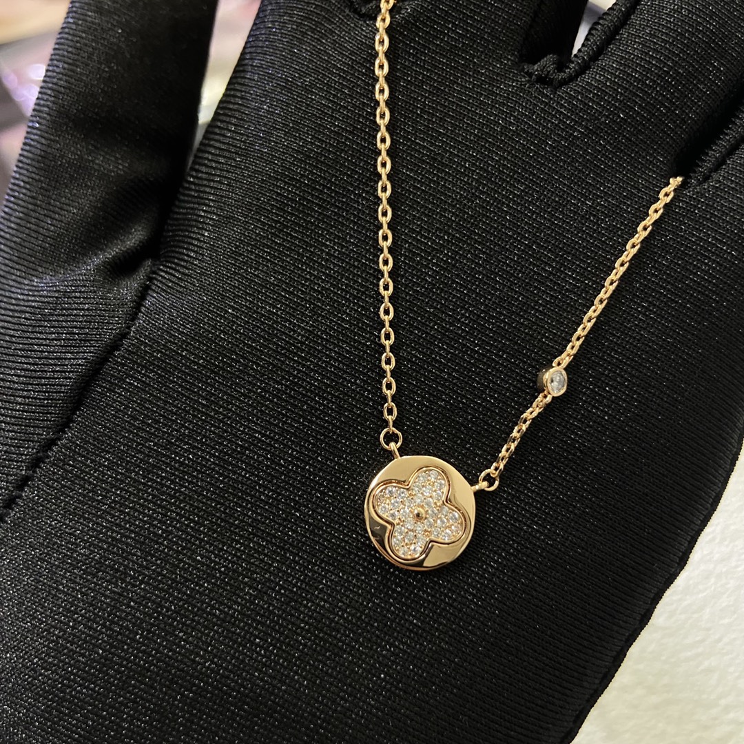 Louis Vuitton Diamond Round Sun Blossom Pendant Necklace in Yellow Gold - Original Replica Club