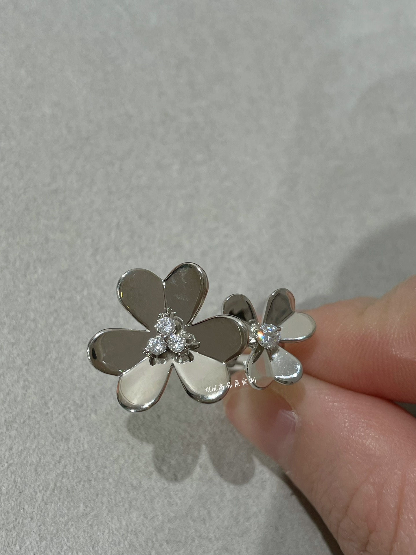 VCA 2 Flowers Frivole Between the Finger Ring - Original Replica Club