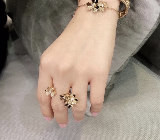 VCA Frivole Between the Finger Ring - Original Replica Club