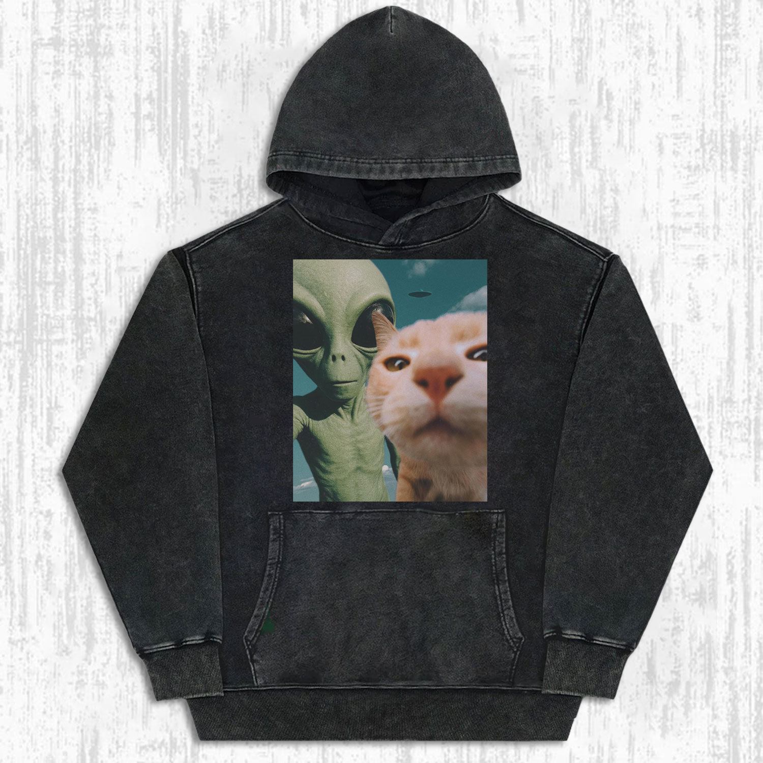 APPEARANCE OF ALIEN AND CAT T-SHIRT