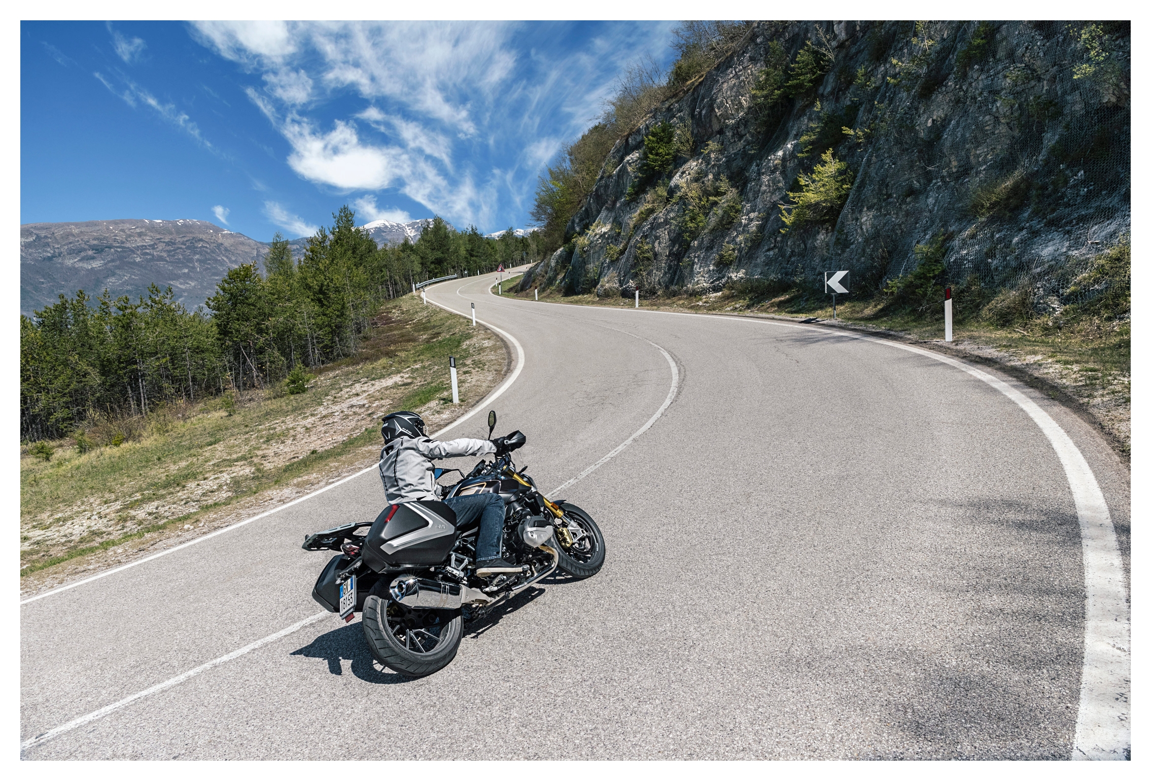 SportsBikeShop Givi V37 Side Cases
