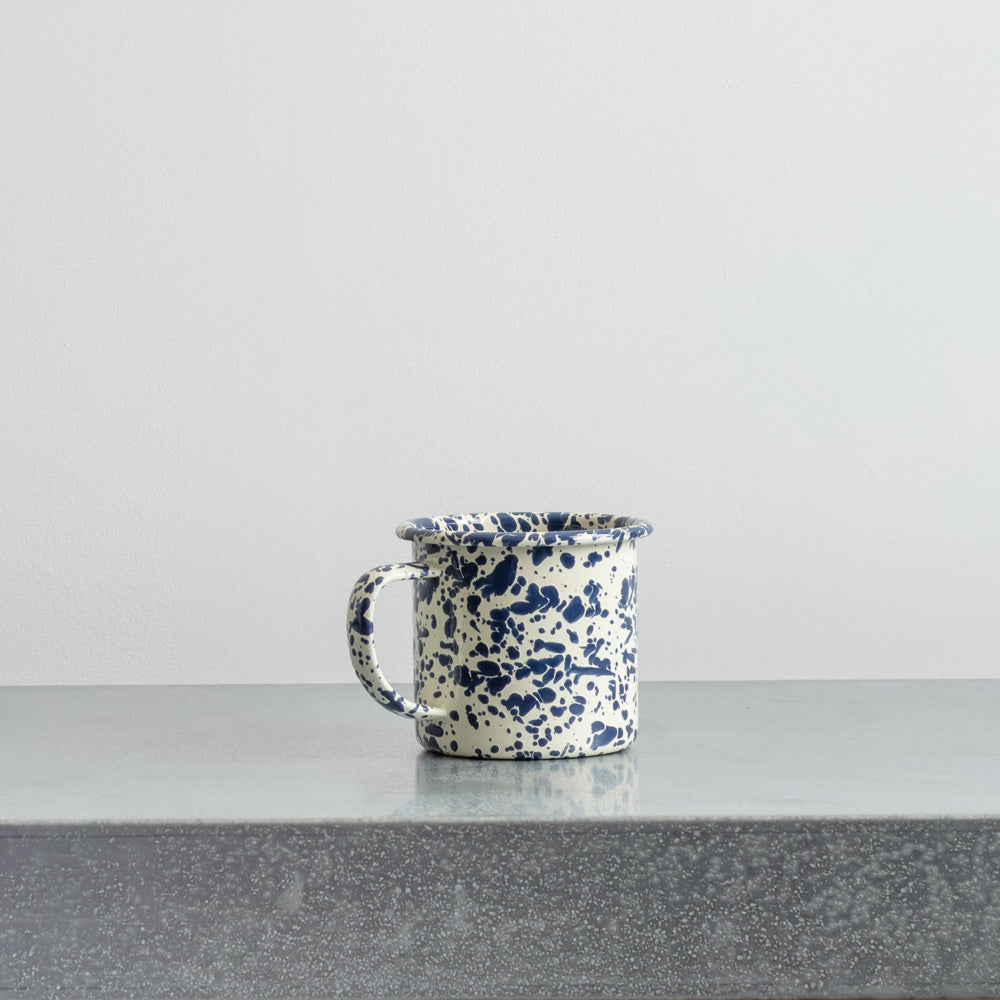 Mug en émail avec éclaboussures bleues