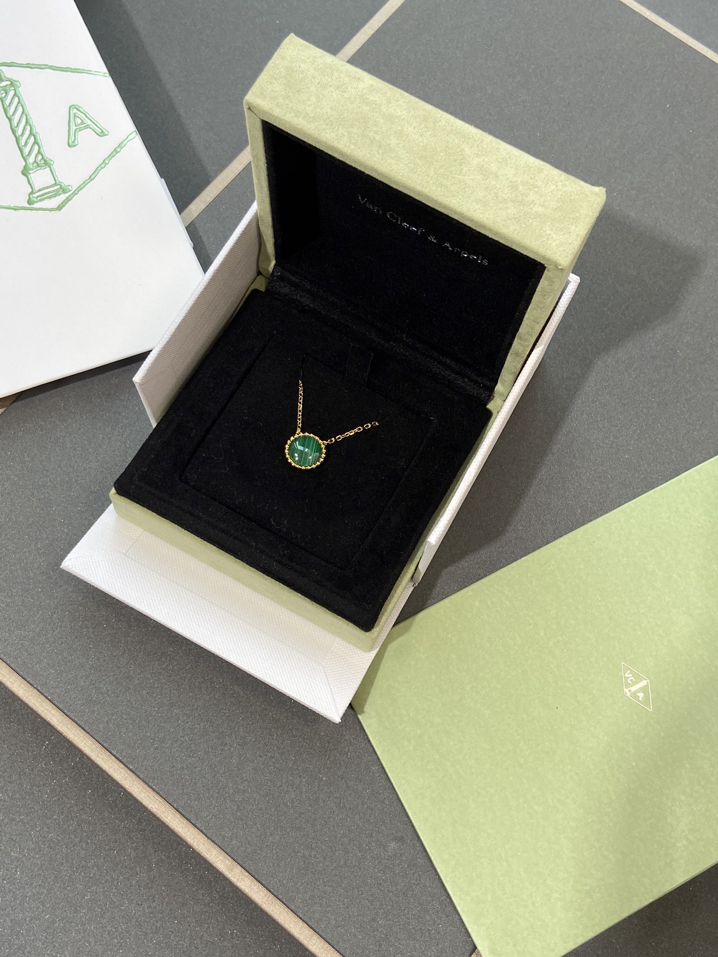 VCA Green Malachite Perlee Couleurs Pendant Necklace - Original Replica Club