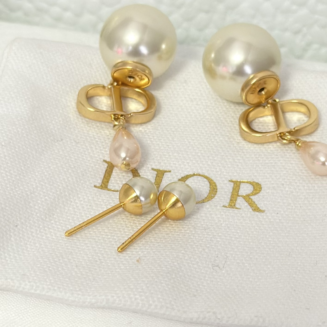 Dior Teardrop Pearl Earrings - Original Replica Club
