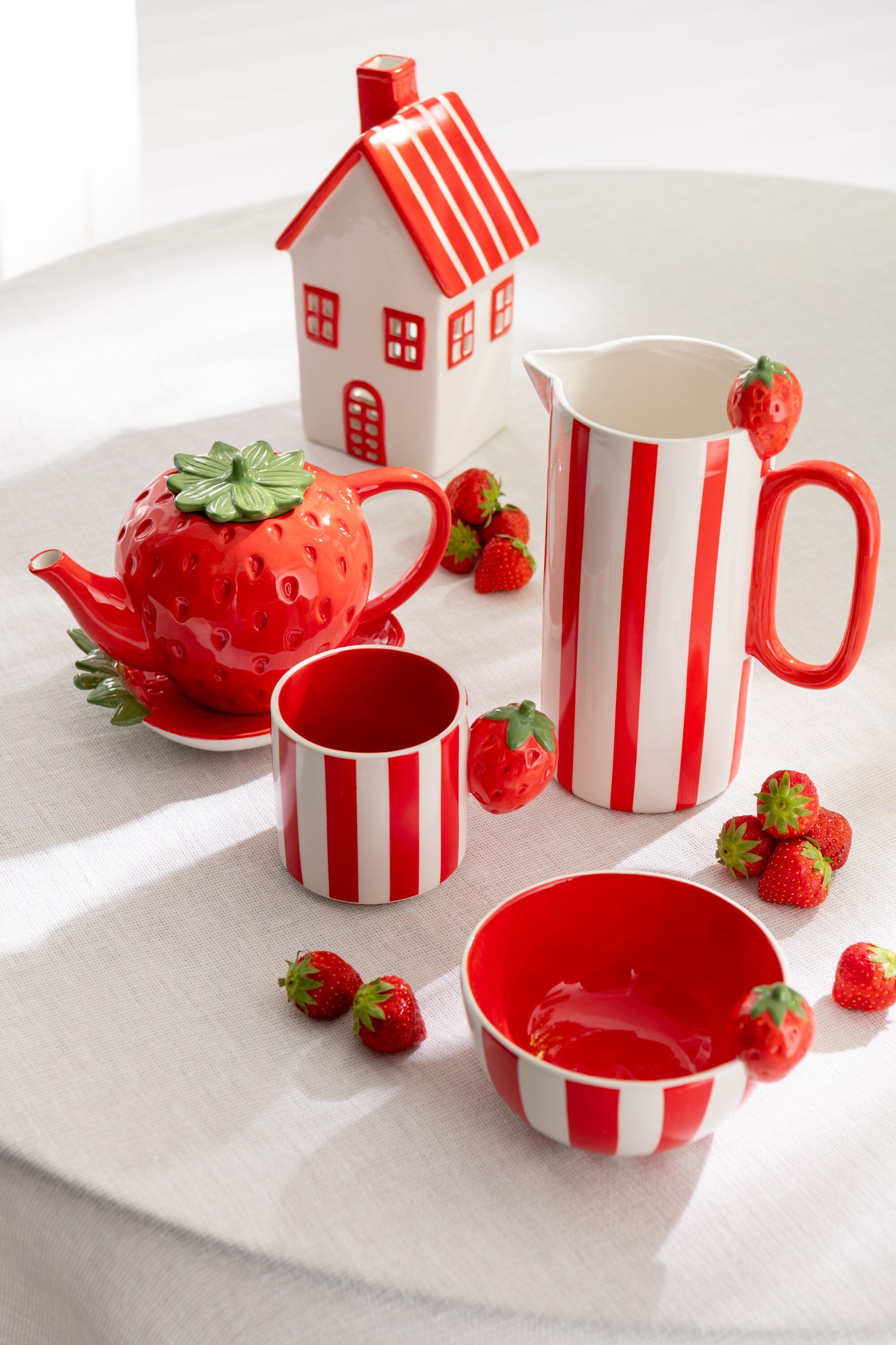 J-Line theepot Aardbei Dolomiet - keramiek - rood