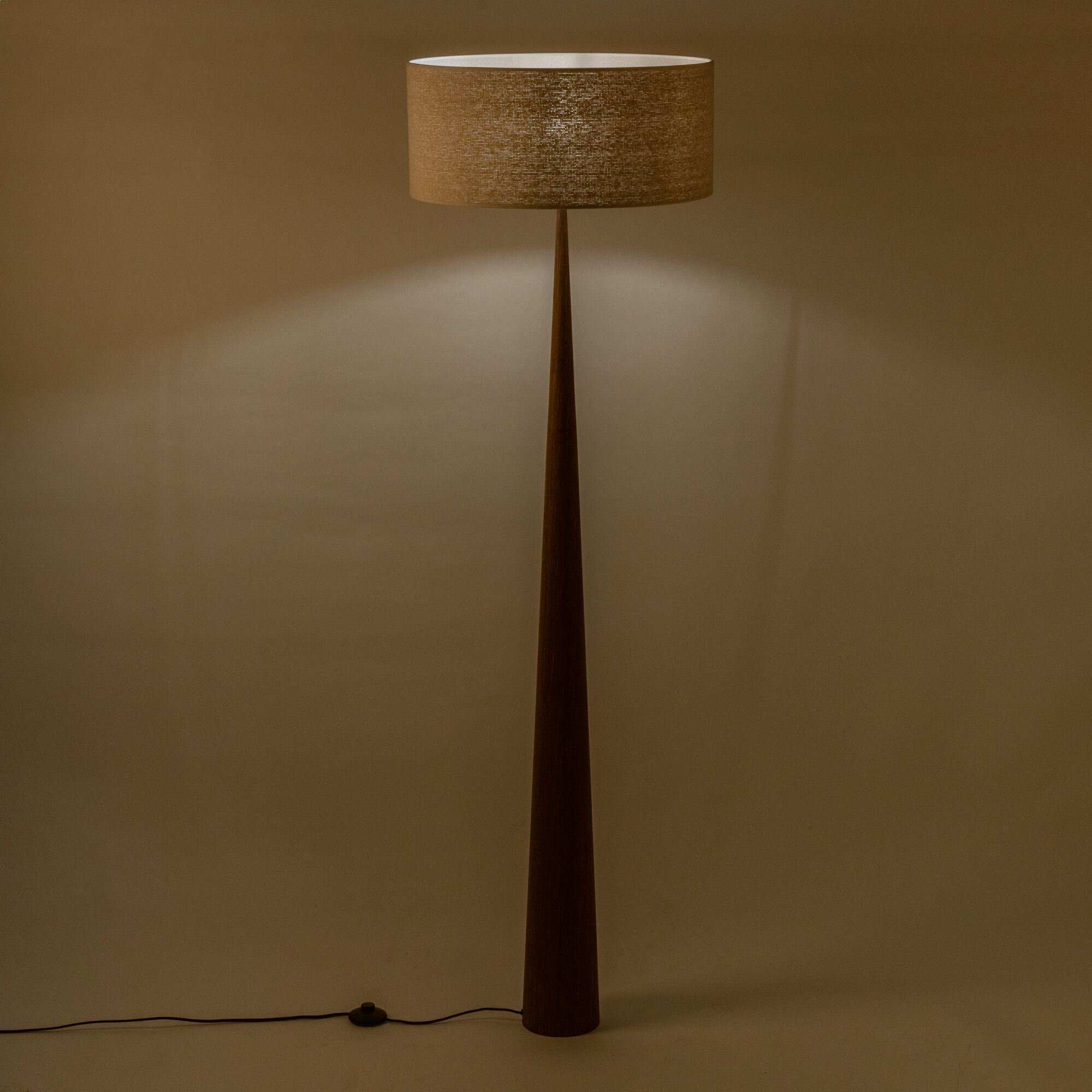 KONE - Lampadaire en métal effet bois foncé et jute - beige D50cm