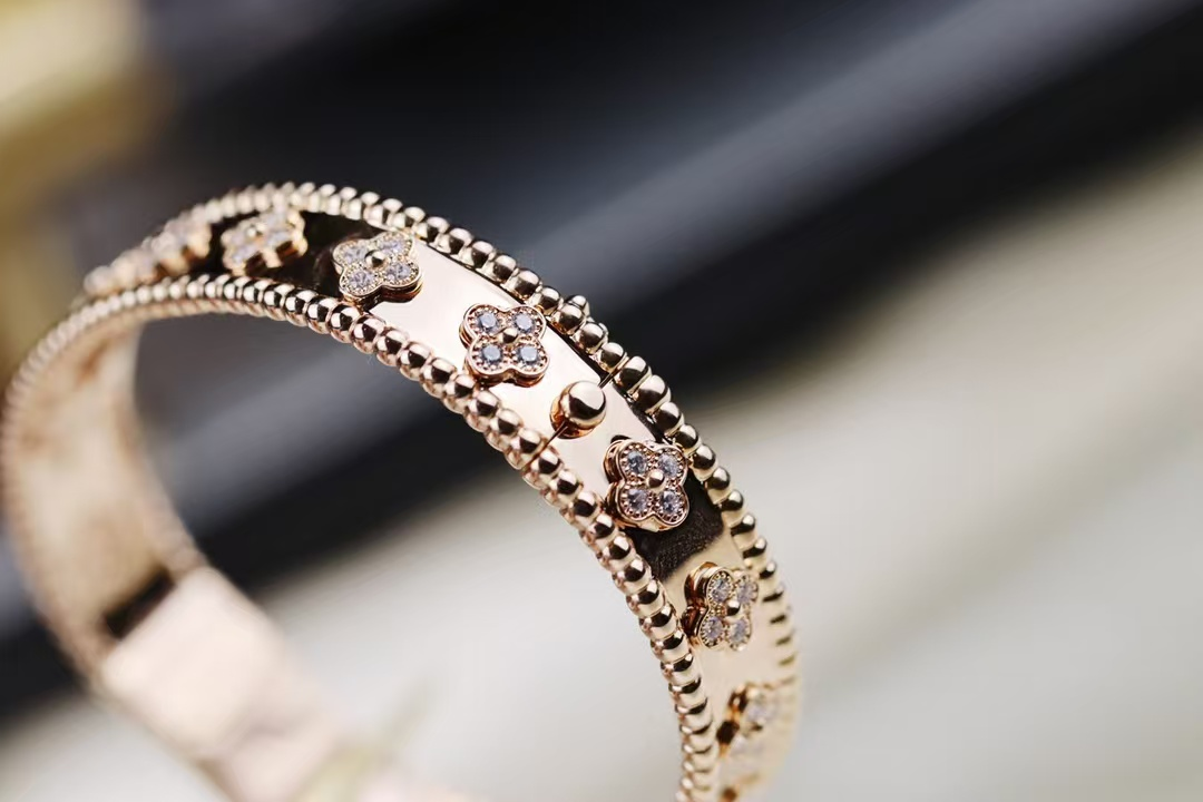 VCA Perlee Clovers Bracelet, Medium Bangle - Original Replica Club