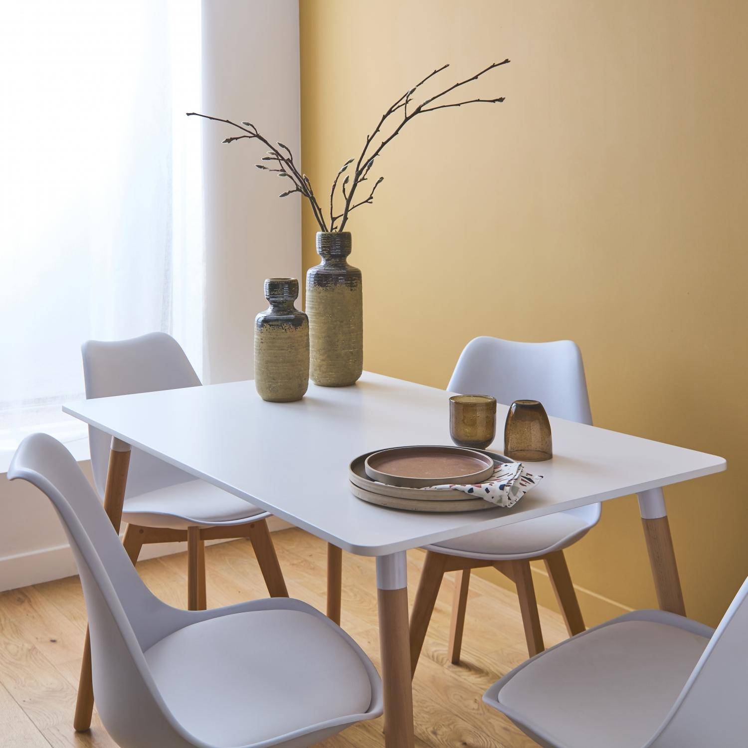 Hedvig - Mesa de comedor escandinava con patas de madera y 4 sillas