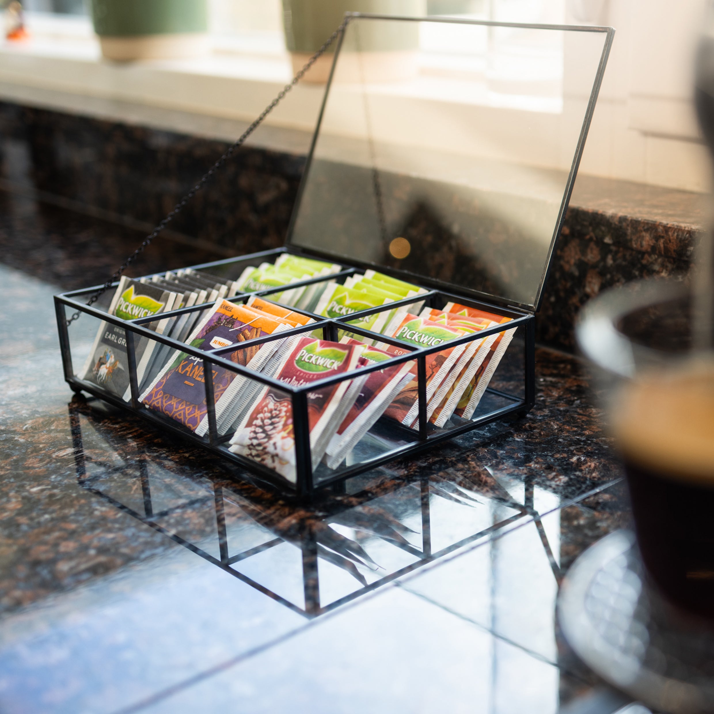 QUVIO Theedoos - Glas - Metaal - Zwart - 6 vakjes