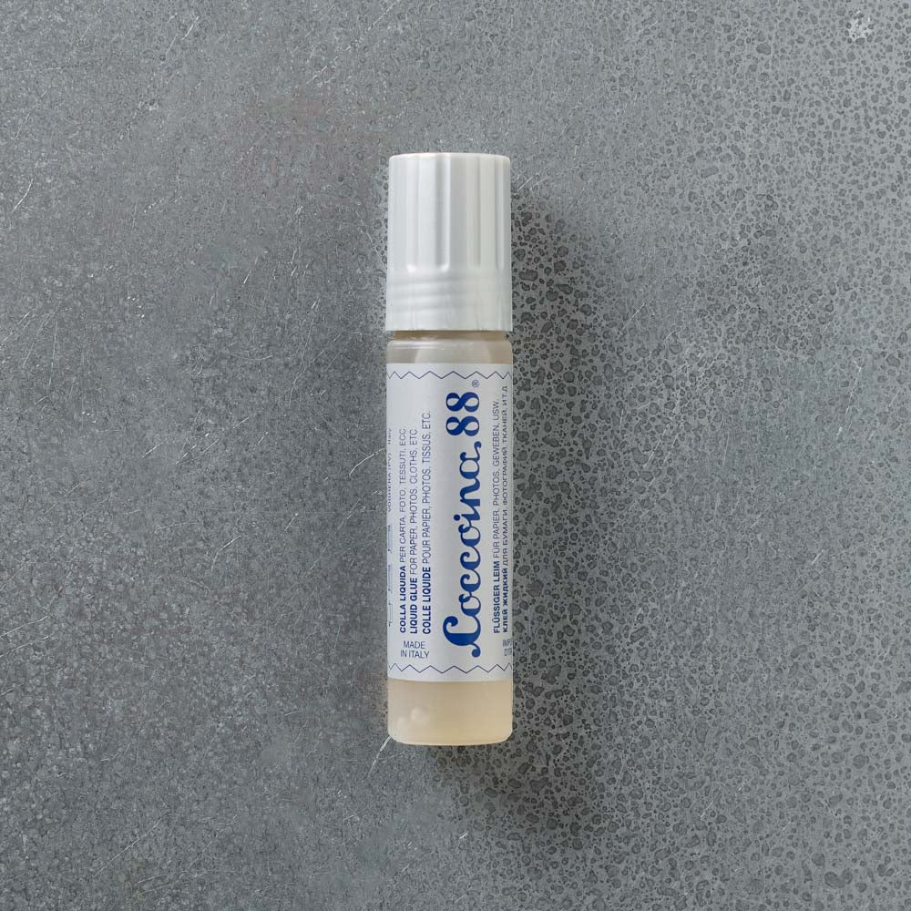 Tube de colle liquide