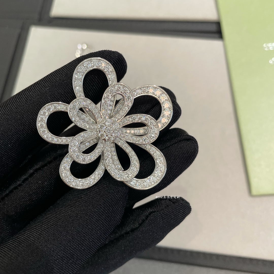 VCA Hollow Flower Detachable Pendant Necklace & Brooch 2-in-1 - Original Replica Club
