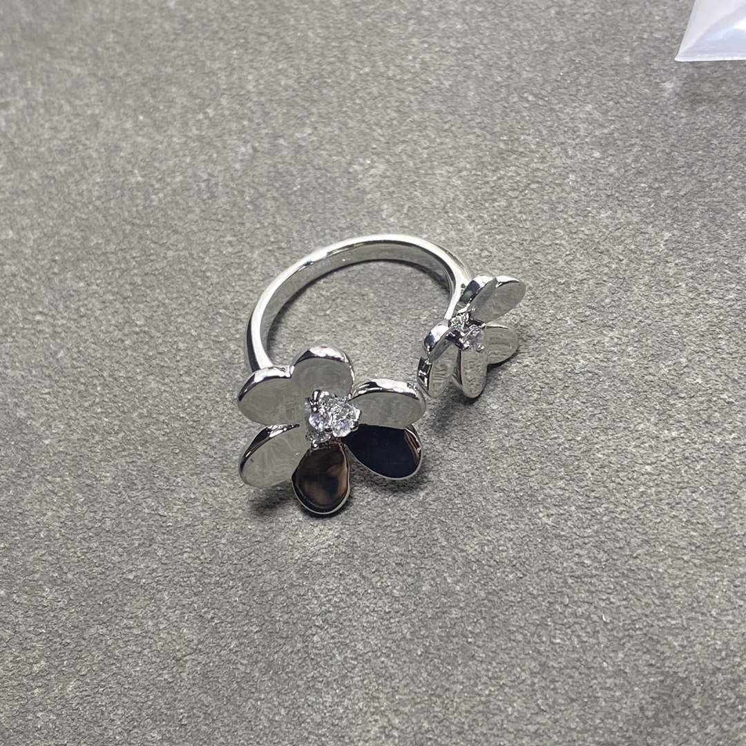 VCA 2 Flowers Frivole Between the Finger Ring - Original Replica Club