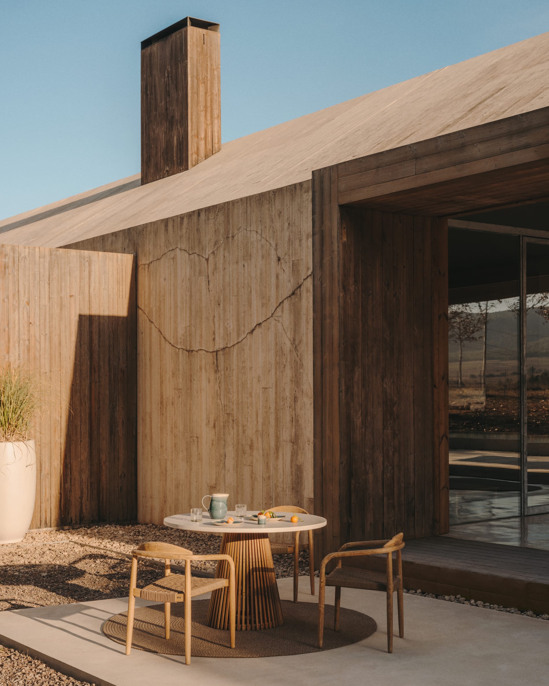 Kave Home - Ronde tuintafel Alcaufar van massief teakhout en wit