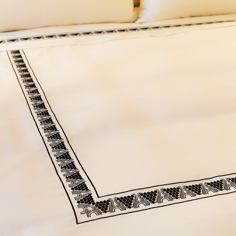 HOUSSE DE COUETTE BRODÉE RAISINS - COTON IVOIRE, BRODÉ NOIR, MATELAS 180 X 200 CM