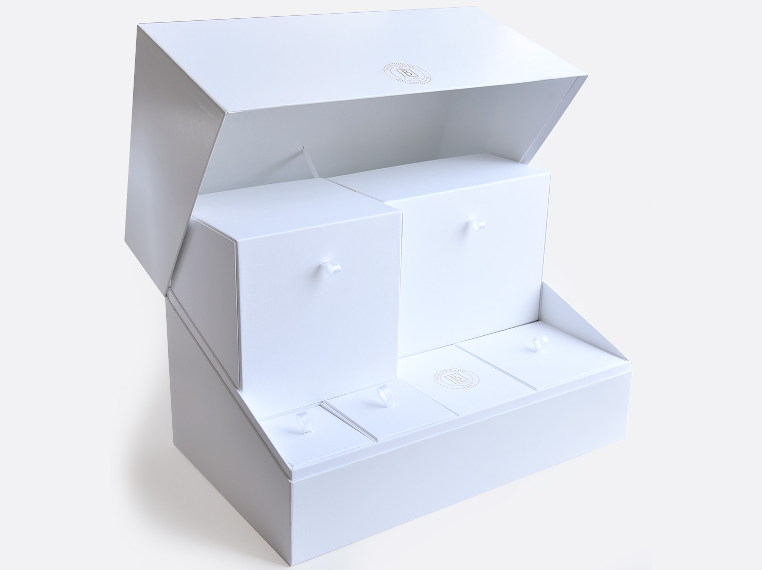 Grand coffret service à thé (théière, crémier, sucrier, 6 tasses et soucoupes thé)