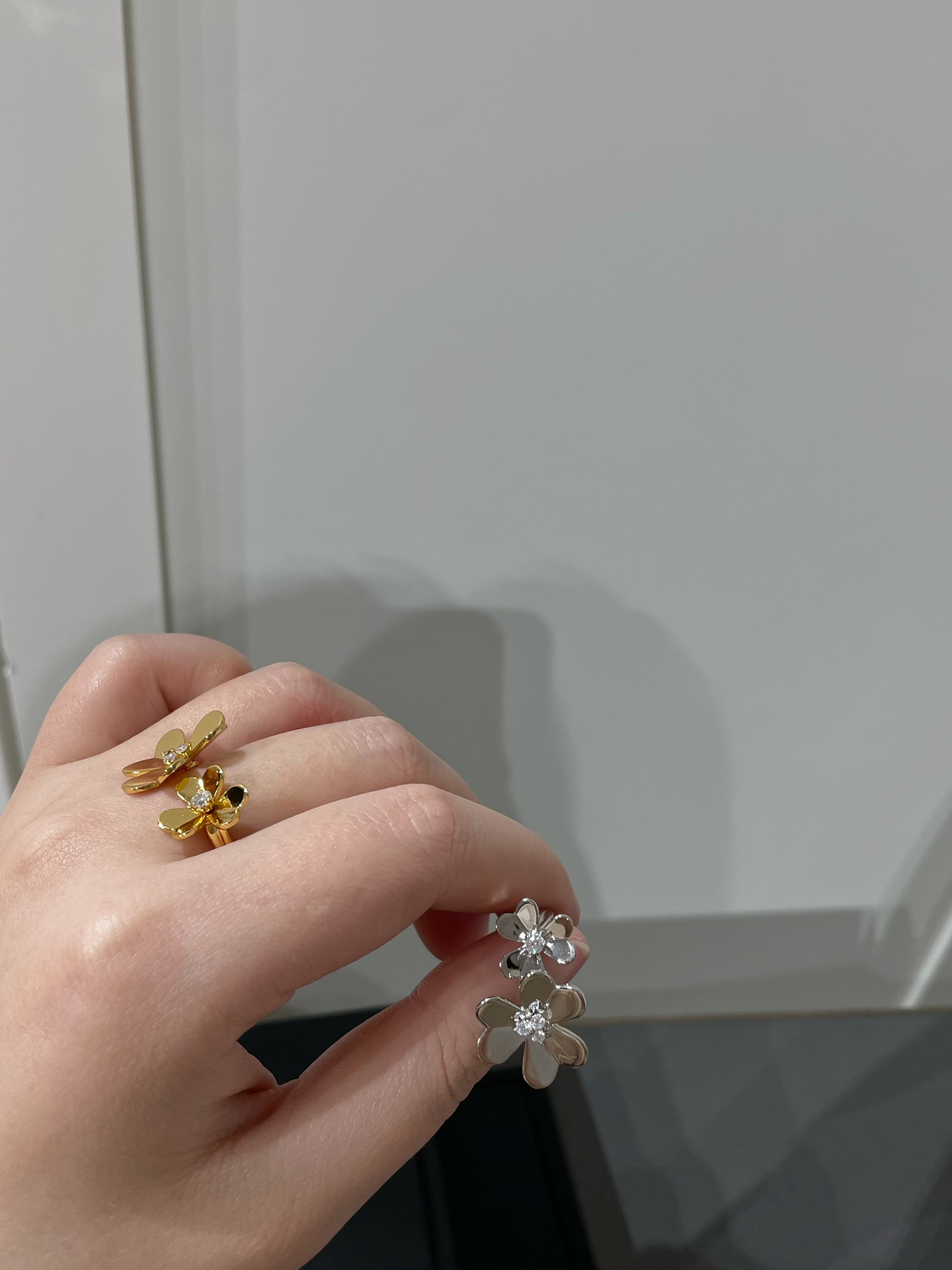 VCA 2 Flowers Frivole Between the Finger Ring - Original Replica Club