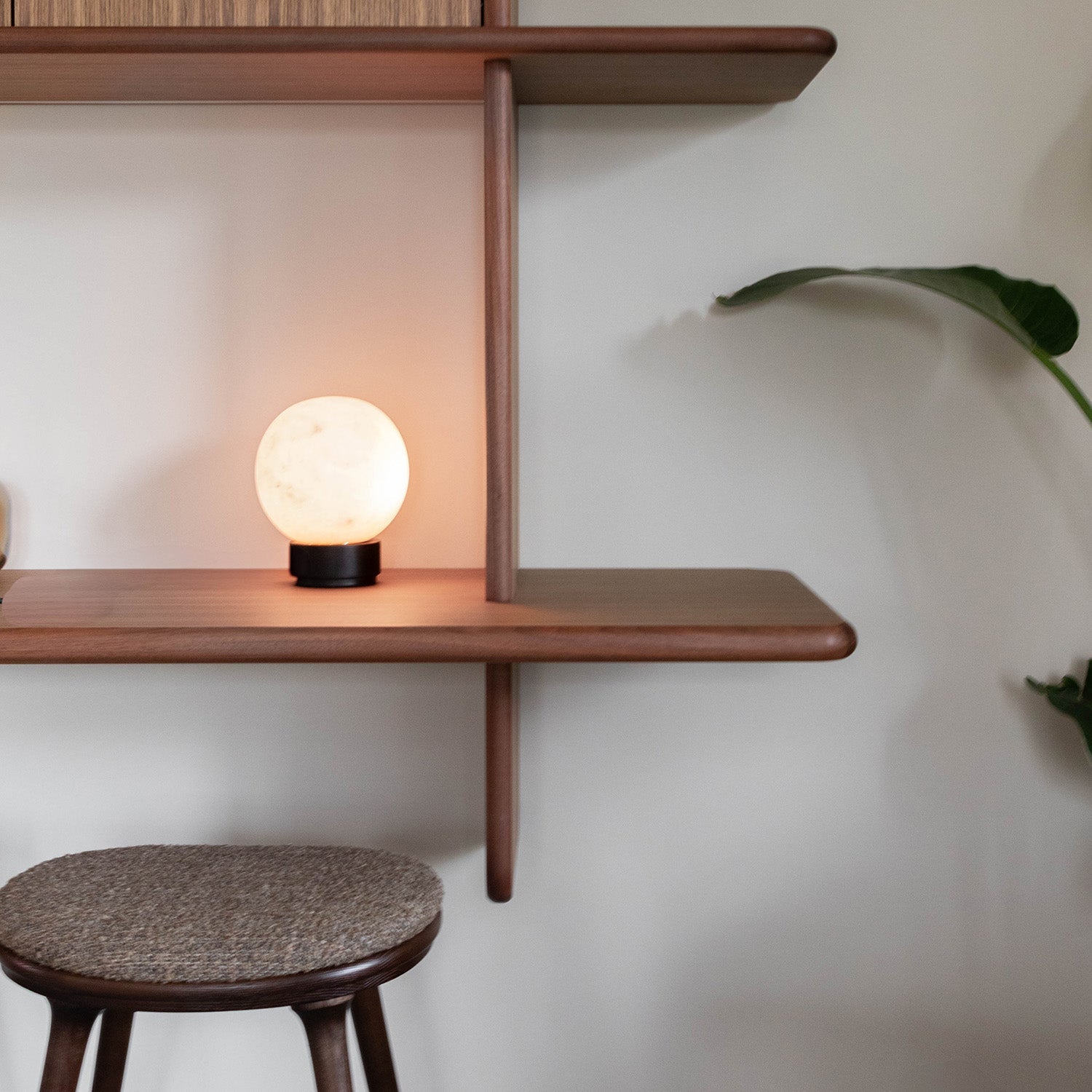 Atmooz Globe Tafellamp – Ø20 cm – Alabaster – Zwarte Eiken Voet – G9