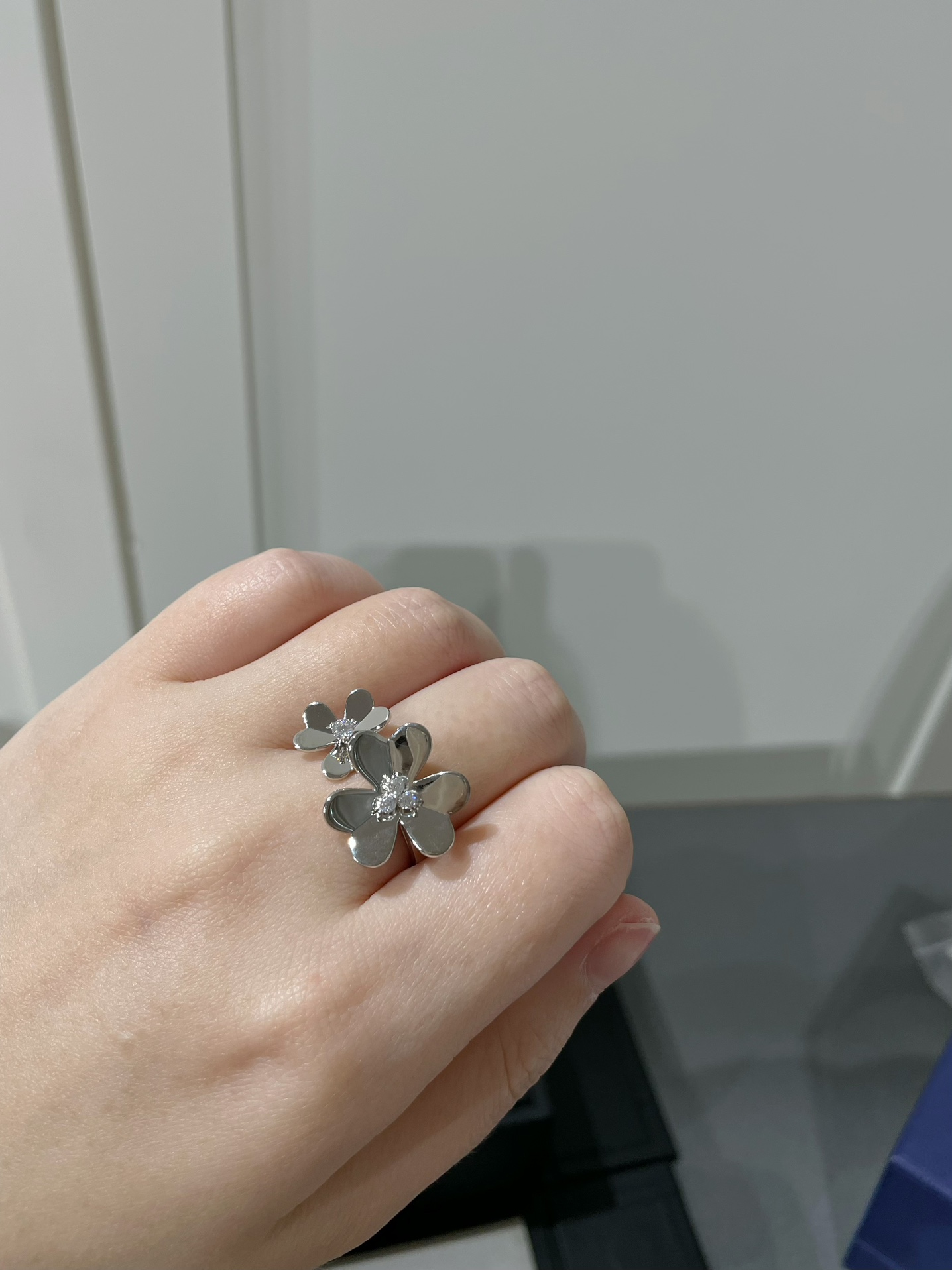 VCA 2 Flowers Frivole Between the Finger Ring - Original Replica Club