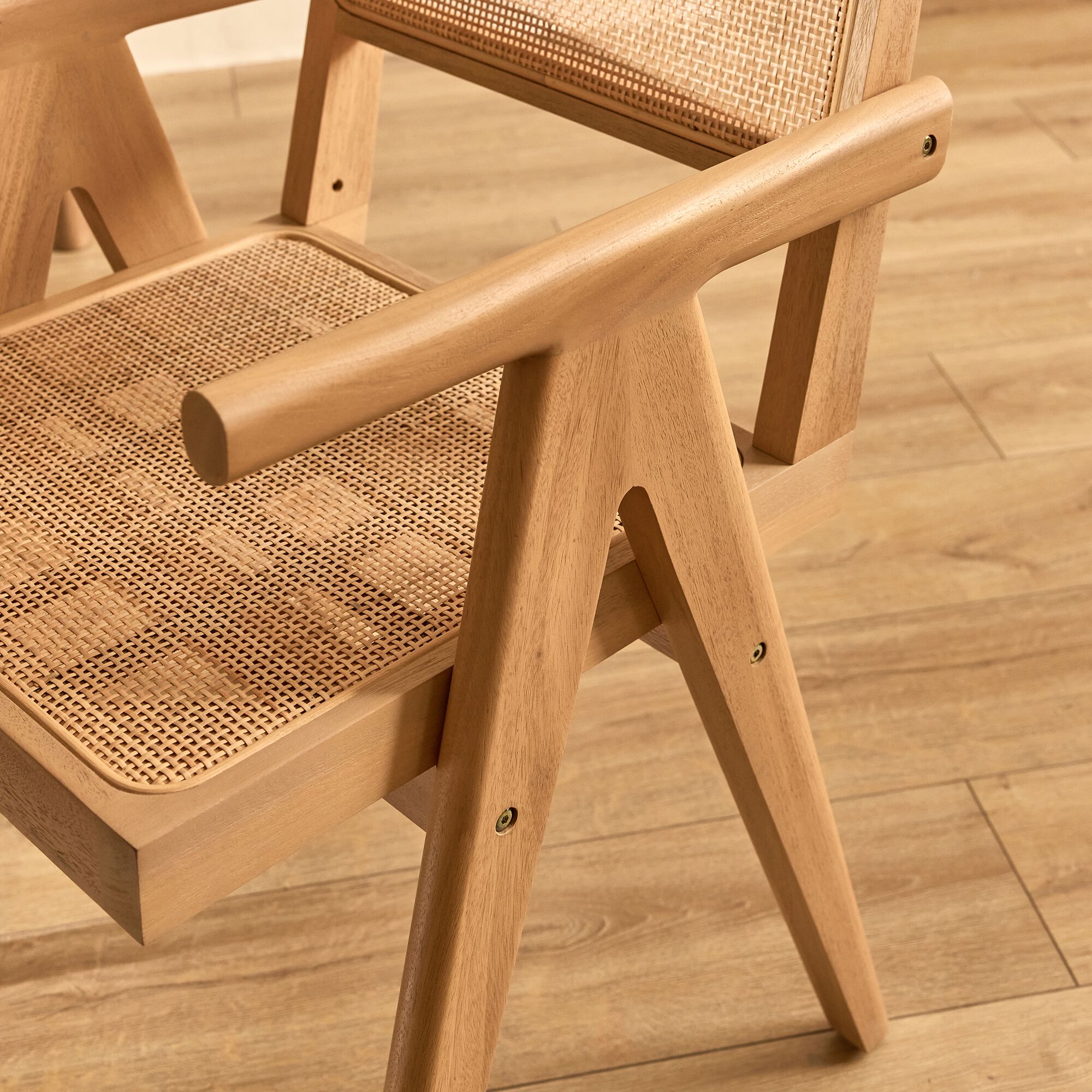 TARGO - Chaise de repas avec accoudoirs en acajou et cannage - bois clair