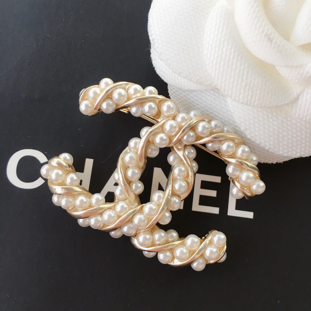 Chanel Pearl Wrap Gold Twist CC Brooch - Original Replica Club