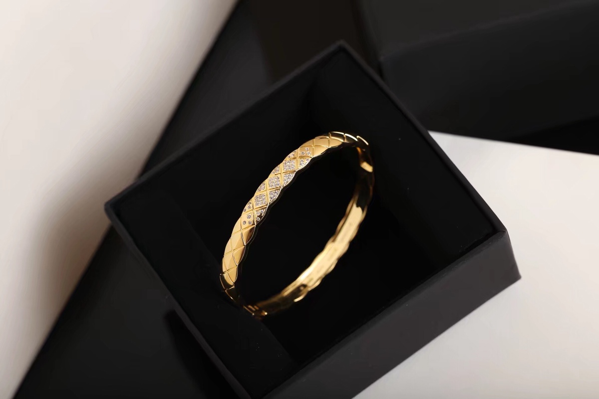 Chanel Diamond Coco Crush Bangle Bracelet - Wide Version - Original Replica Club