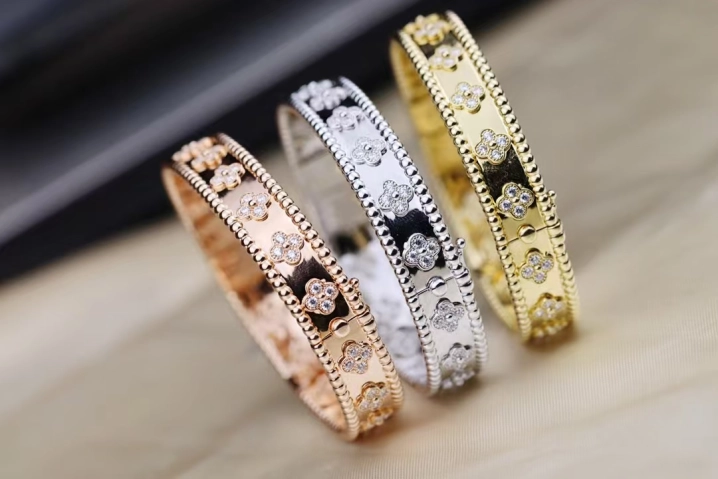 VCA Perlee Clovers Bracelet, Medium Bangle - Original Replica Club
