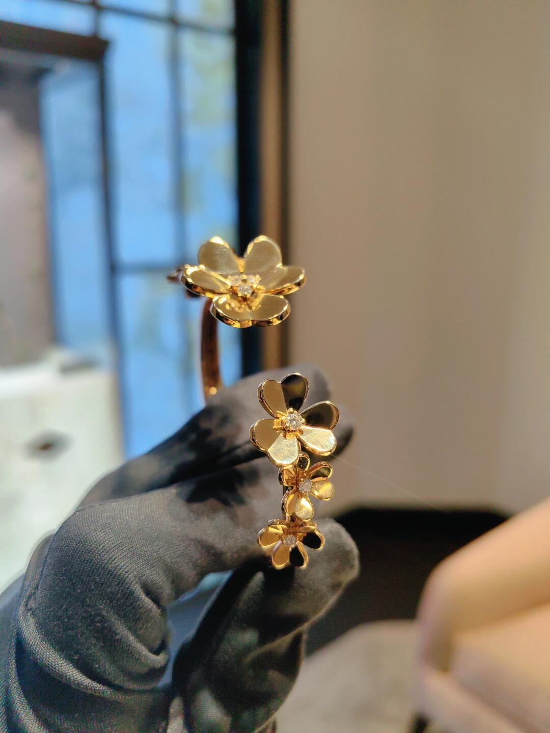 VCA Frivole 7 Flowers Bangle Bracelet - Original Replica Club