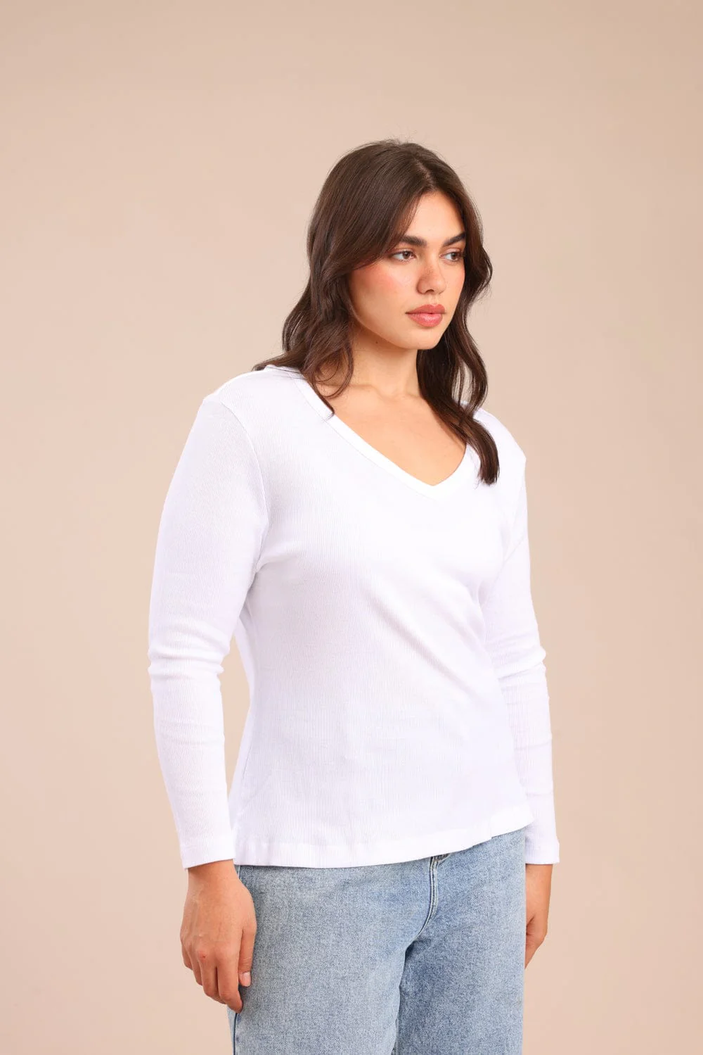 חולצת בייסיק עם צווארון עמוק | PLUS SIZE