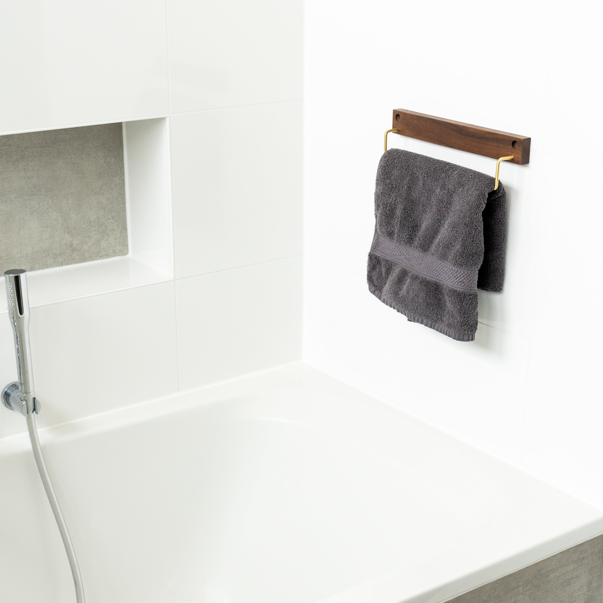 QUVIO Wand handdoekenhouder - donker hout + goud - 28 CM