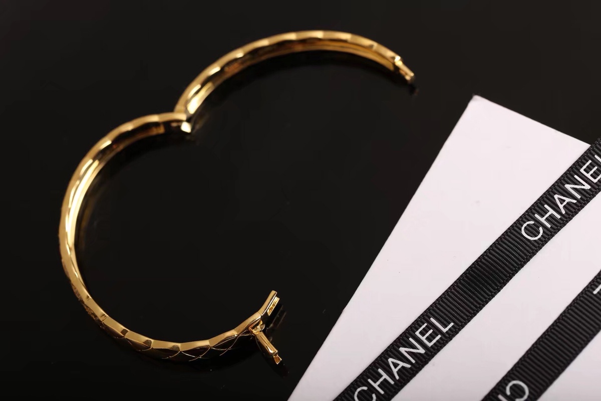 Chanel Diamond Coco Crush Bangle Bracelet - Wide Version - Original Replica Club