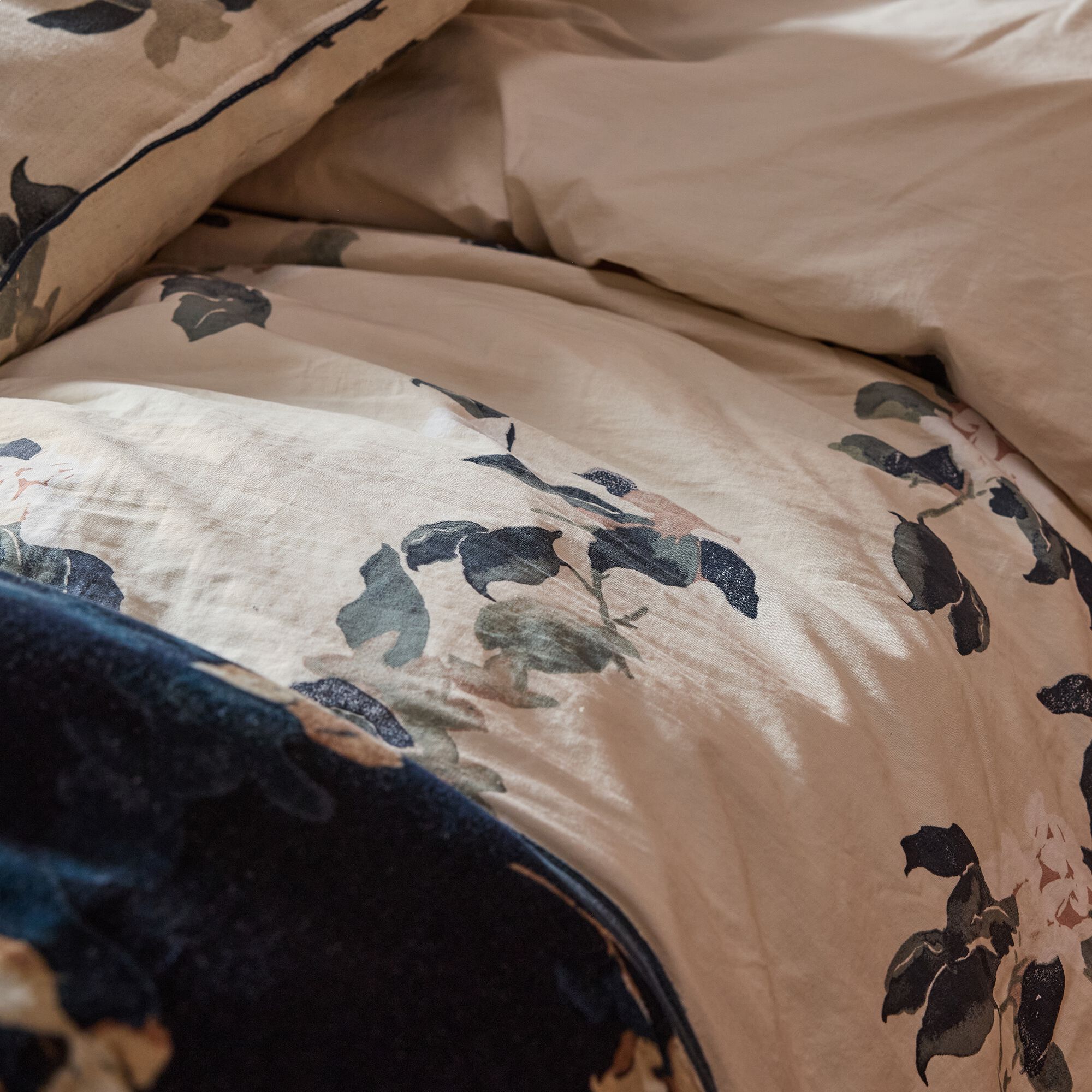 LINH - Housse de couette 240x220cm et 2 taies d'oreiller 63x63cm en coton lavé à motif floral - blanc