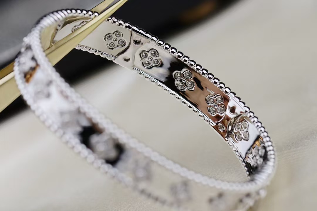 VCA Perlee Clovers Bracelet, Medium Bangle - Original Replica Club