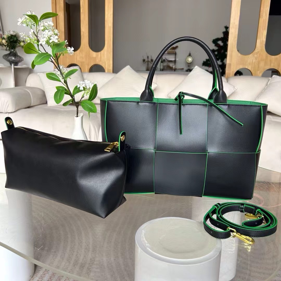 This tote bag—featuring a matching inner pouch—is an absolute dream for daily commuting. Crafted from supple leather, the bag feels wonderfully soft to the touch; it boasts a spacious interior and, thanks to the included pouch, offers effortless orga
