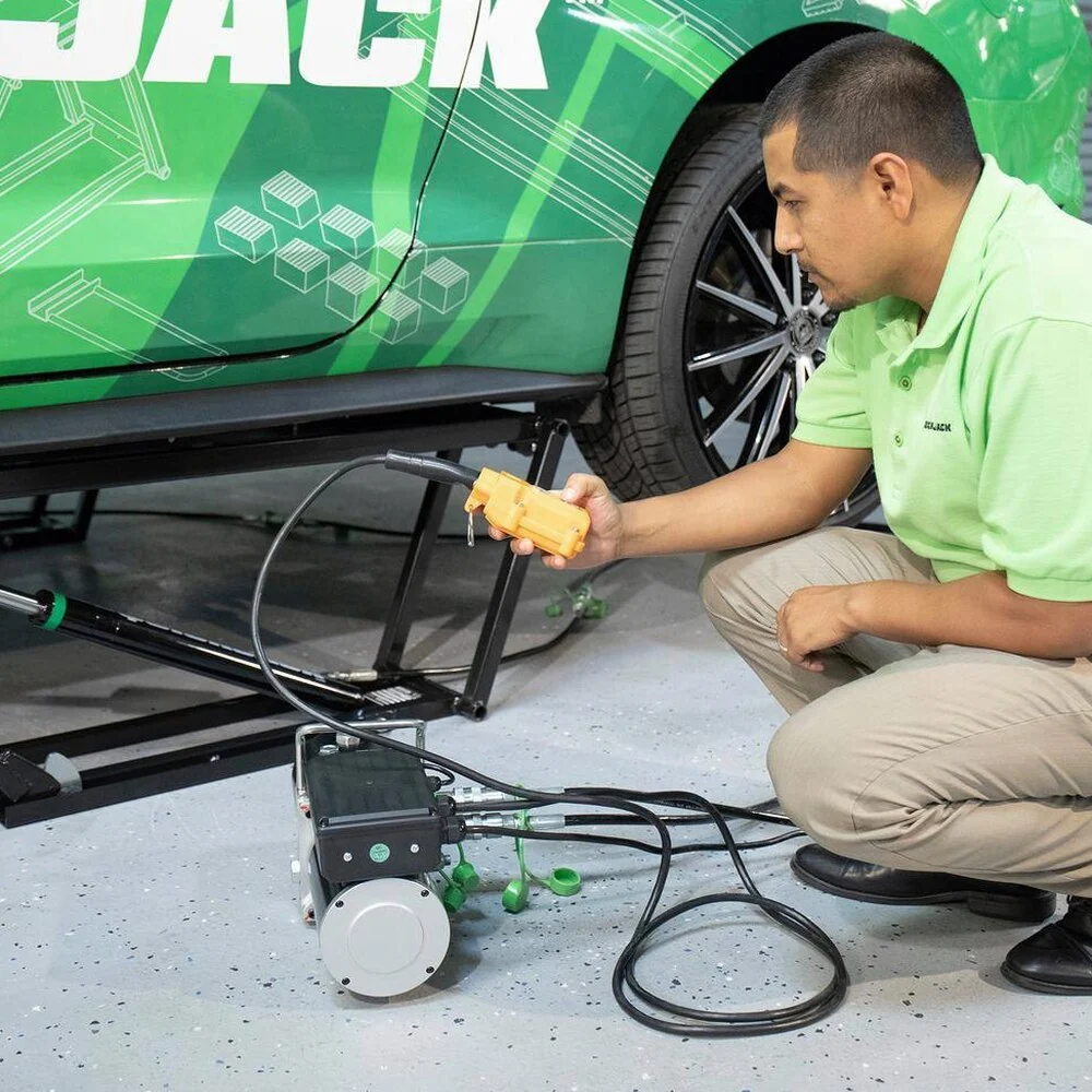 QuickJack Portable Car Lift For Trucks And SUVs, 7000 lbs Capacity - 7000TL - Image 5 QuickJack Portable Car Lift For Trucks And SUVs, 7000 lbs Capacity - 7000TL - Image 5