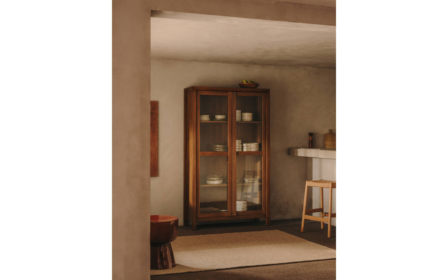 Kave Home - Vitrinekast Sashi van massief teakhout 110 x 185 cm