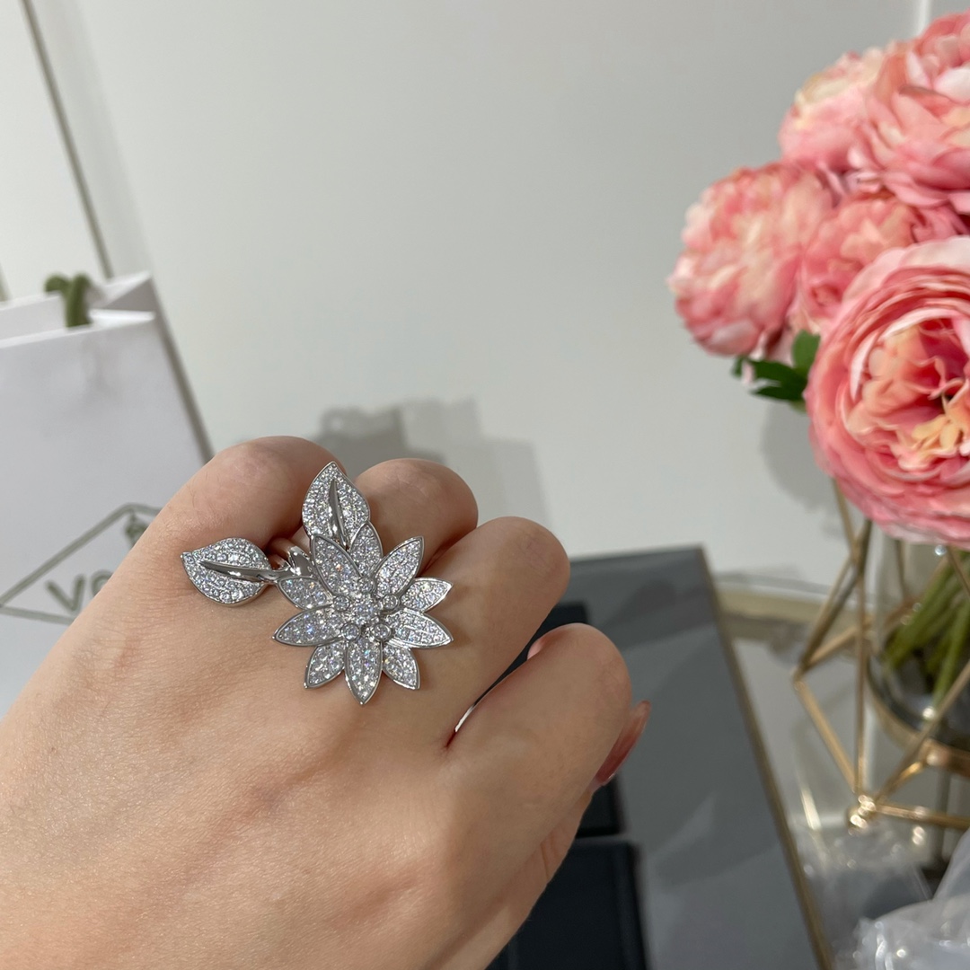 VCA Lotus Between the Finger Ring - Original Replica Club