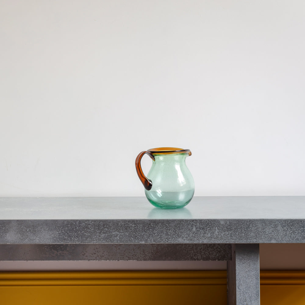 Pichet transparent avec ligne ambre