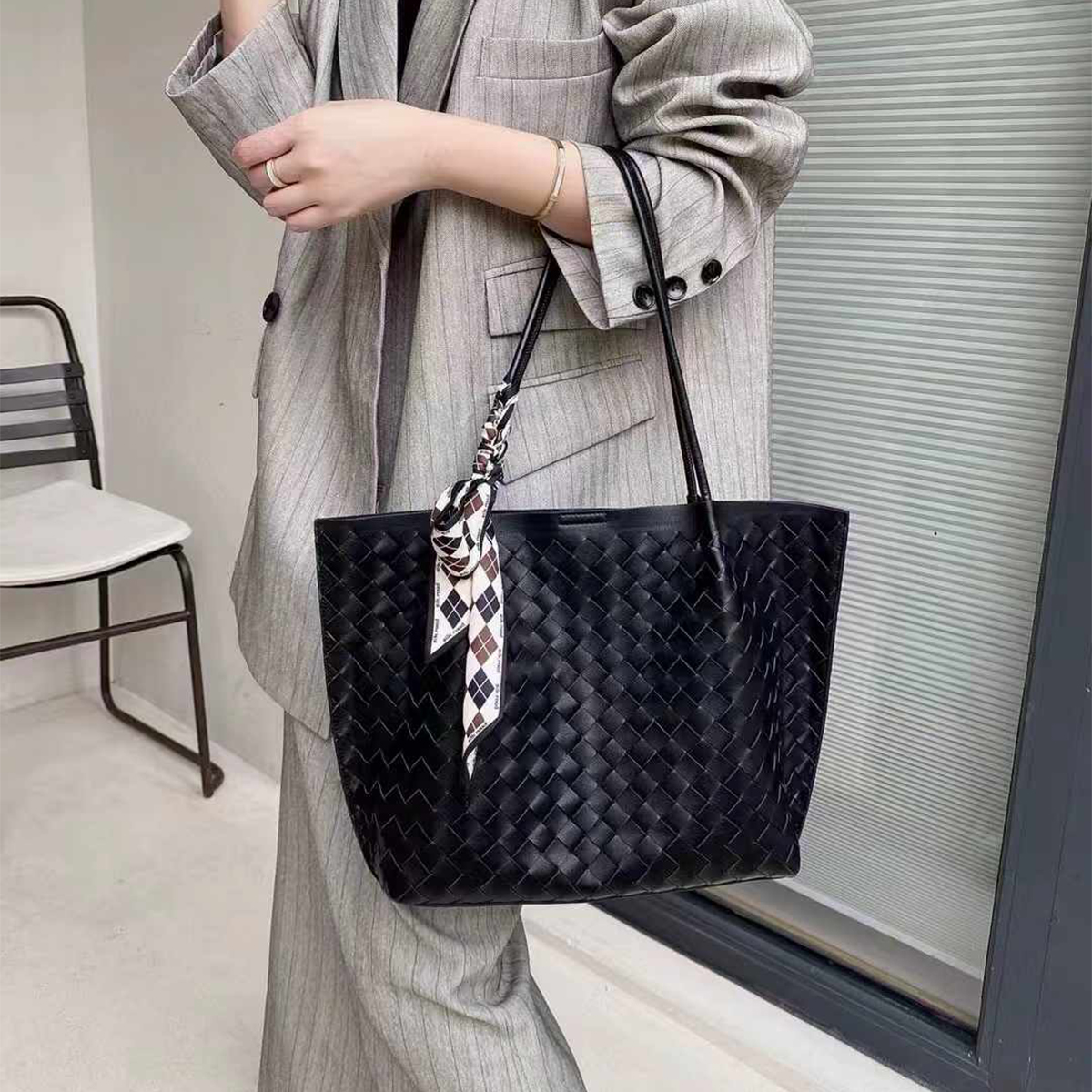 The new 2026 Tote Bag features soft leather and a spacious interior. It comes with a matching inner pouch for convenient organization, as well as a coordinating silk scarf.