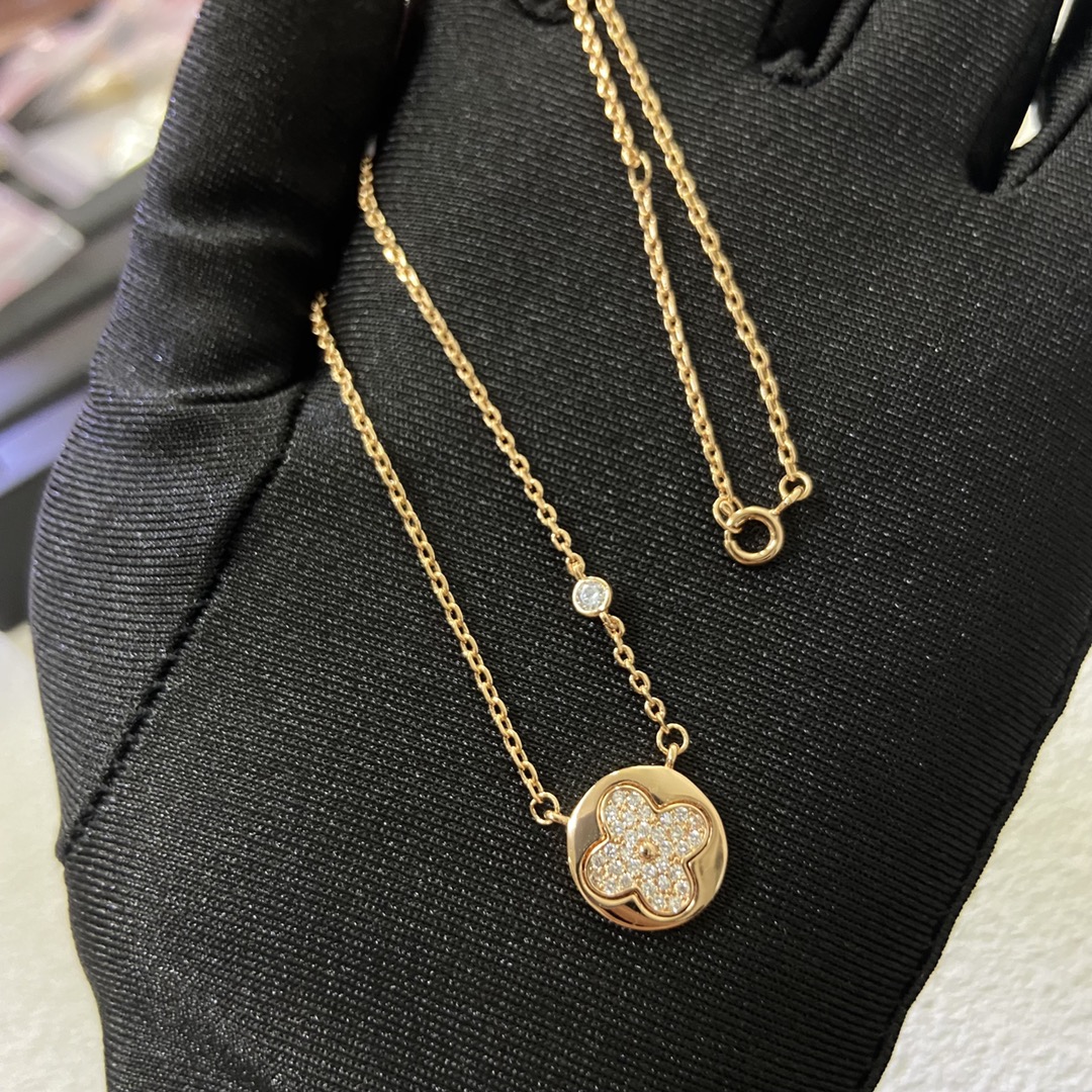 Louis Vuitton Diamond Round Sun Blossom Pendant Necklace in Yellow Gold - Original Replica Club